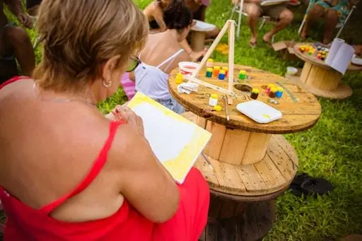 Detalhe de tela sendo pintada
