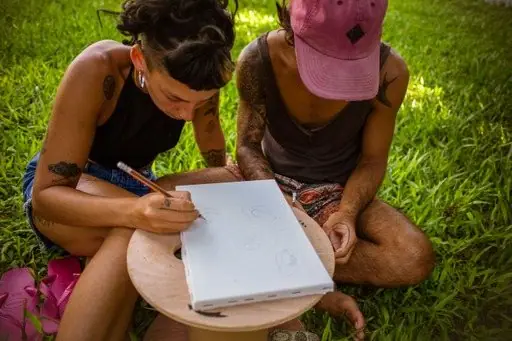Grupo pintando em roda durante a imersão