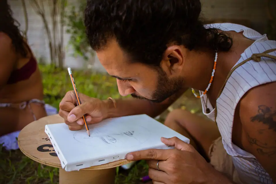 Participante pintando ao ar livre durante uma imersão da Between Art