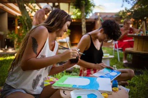 Grupo de amigas pintando juntas ao ar livre